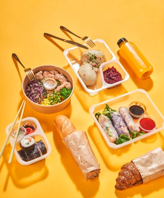 Śniadanie białkowo-tłuszczowe do pracy - zasady komponowania, produkty i pomysły na lunchbox
