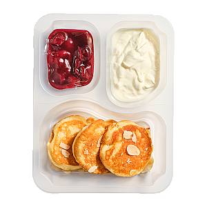 Pancakes, skyr z brzoskwinią i marakują, konfitura wiśniowa